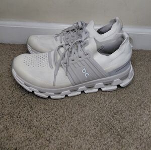 On Running White and Gray Athletic Shoes